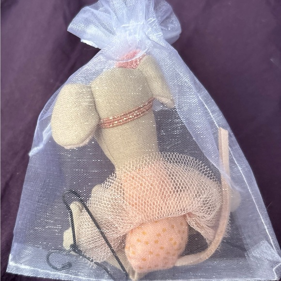 Maileg bundle LITTLE SISTER DANCE MOUSE Rose NWOT no daybed +3 tiny wire hangers - Picture 10 of 11